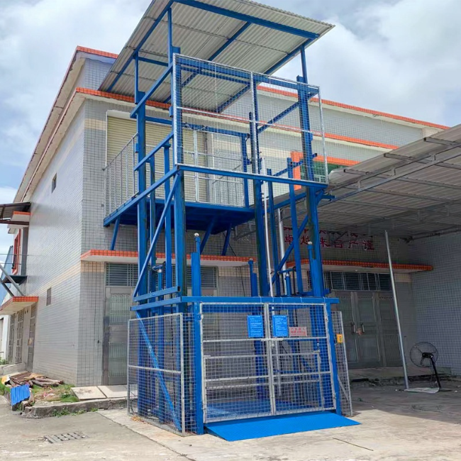 崇左建材厂室外升降货梯安装
